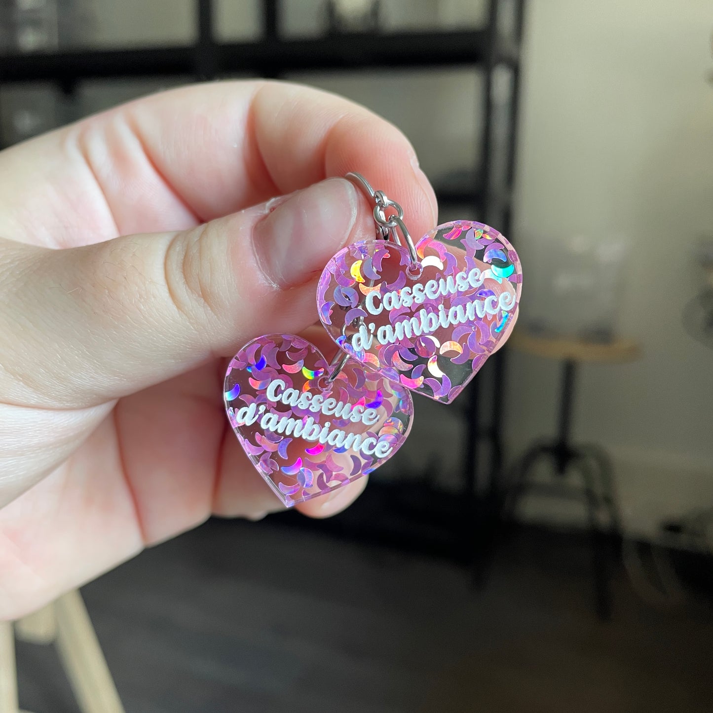 Petites boucles d'oreilles coeurs pendantes "Casseuse d'ambiance" en acrylique transparente avec des confettis lunes roses