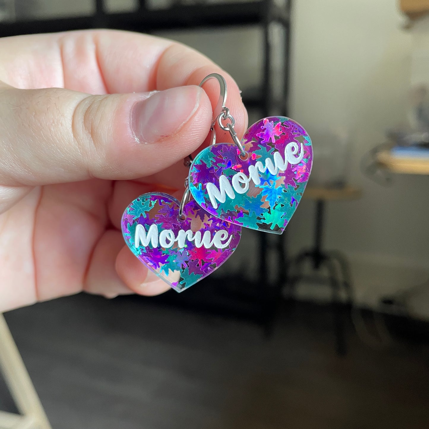 Petites boucles d'oreilles coeurs pendantes "Morue" en acrylique transparente avec des confettis feuilles d'érable