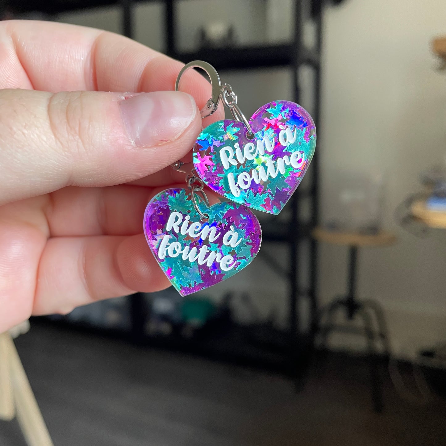 Petites boucles d'oreilles coeurs pendantes "Rien à foutre" en acrylique transparente avec des confettis feuilles d'érable