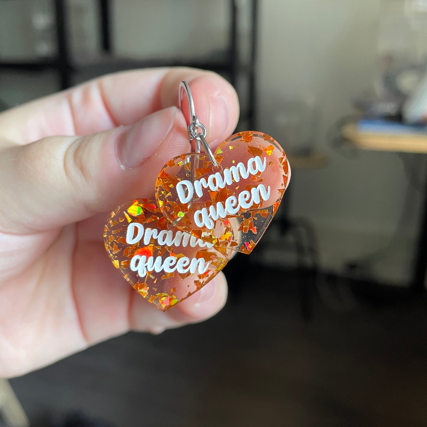 Petites boucles d'oreilles coeurs pendantes "Drama queen" en acrylique transparente avec des éclats de confettis oranges