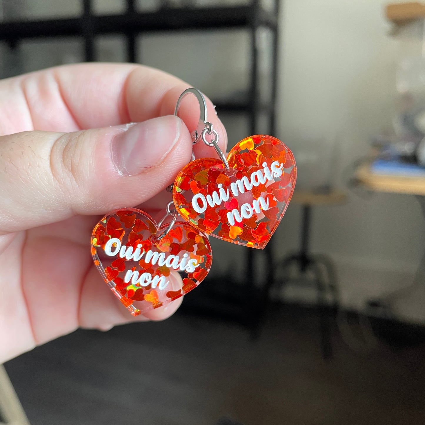 Petites boucles d'oreilles coeurs pendantes "Oui mais non" en acrylique transparente avec des confettis coeurs oranges