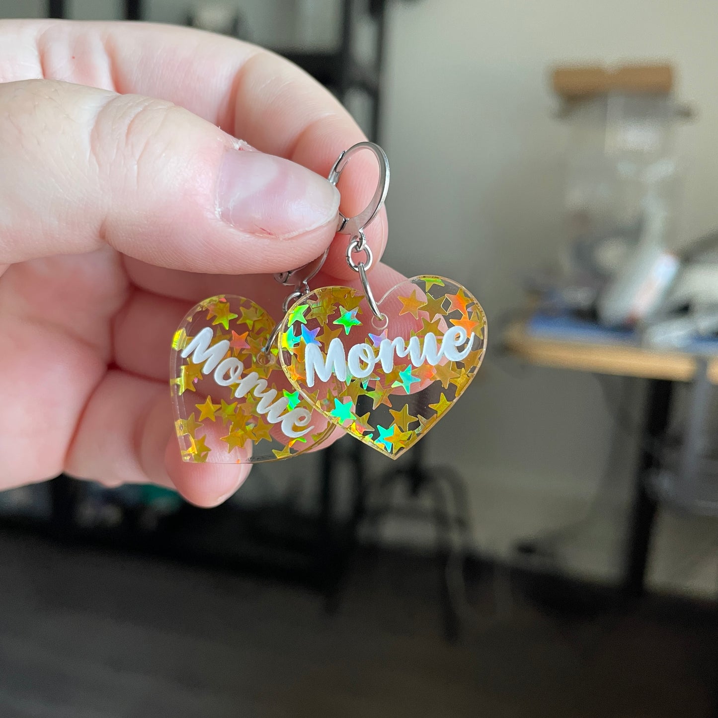 Petites boucles d'oreilles coeurs pendantes "Morue" en acrylique transparente avec des confettis étoiles dorées