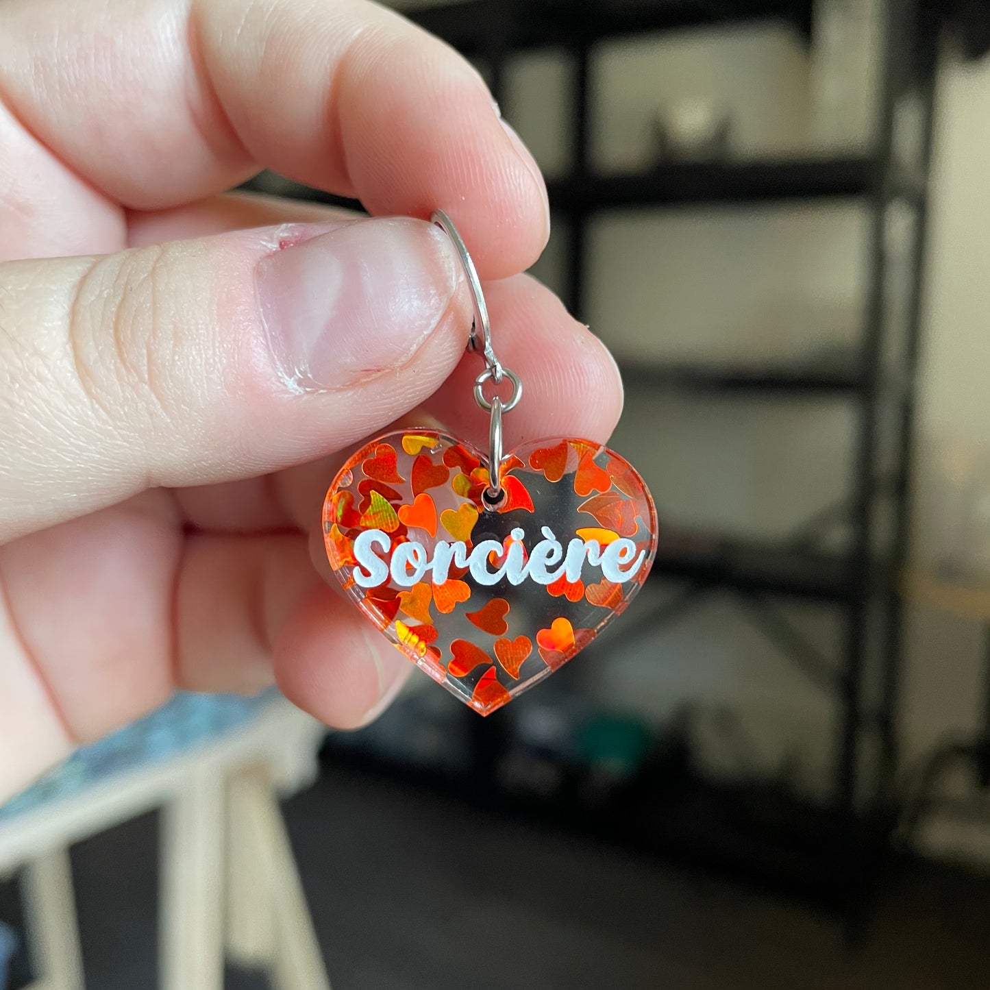 [BOUCLE A L'UNITÉ] Petite boucles d'oreille coeurs pendante "Sorcière" en acrylique transparente avec des confettis coeurs oranges