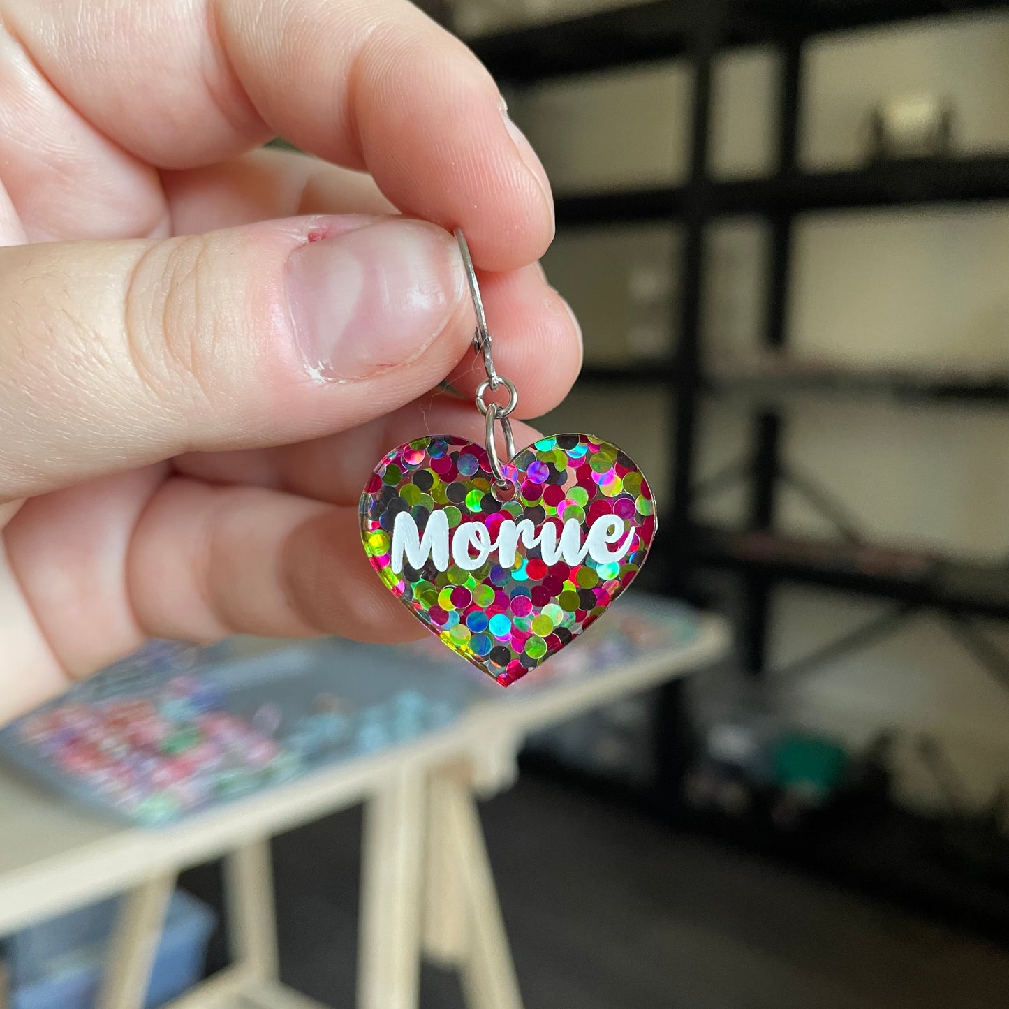 [BOUCLE A L'UNITÉ] Petite boucles d'oreille coeurs pendante "Morue" en acrylique semi transparente avec des pois verts et roses