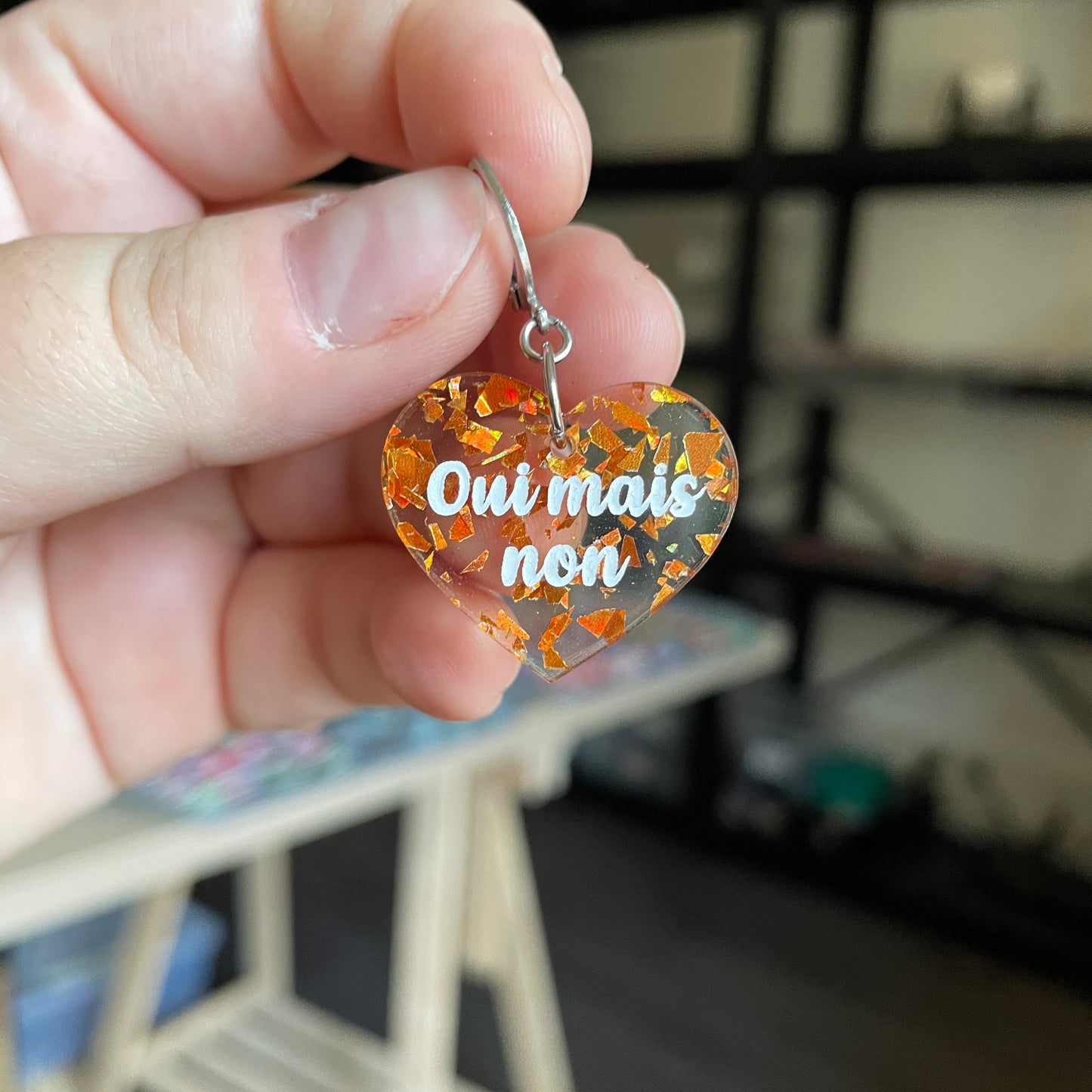 [BOUCLE A L'UNITÉ] Petite boucles d'oreille coeurs pendante "Oui mais non" en acrylique transparente avec des éclats de confettis oranges