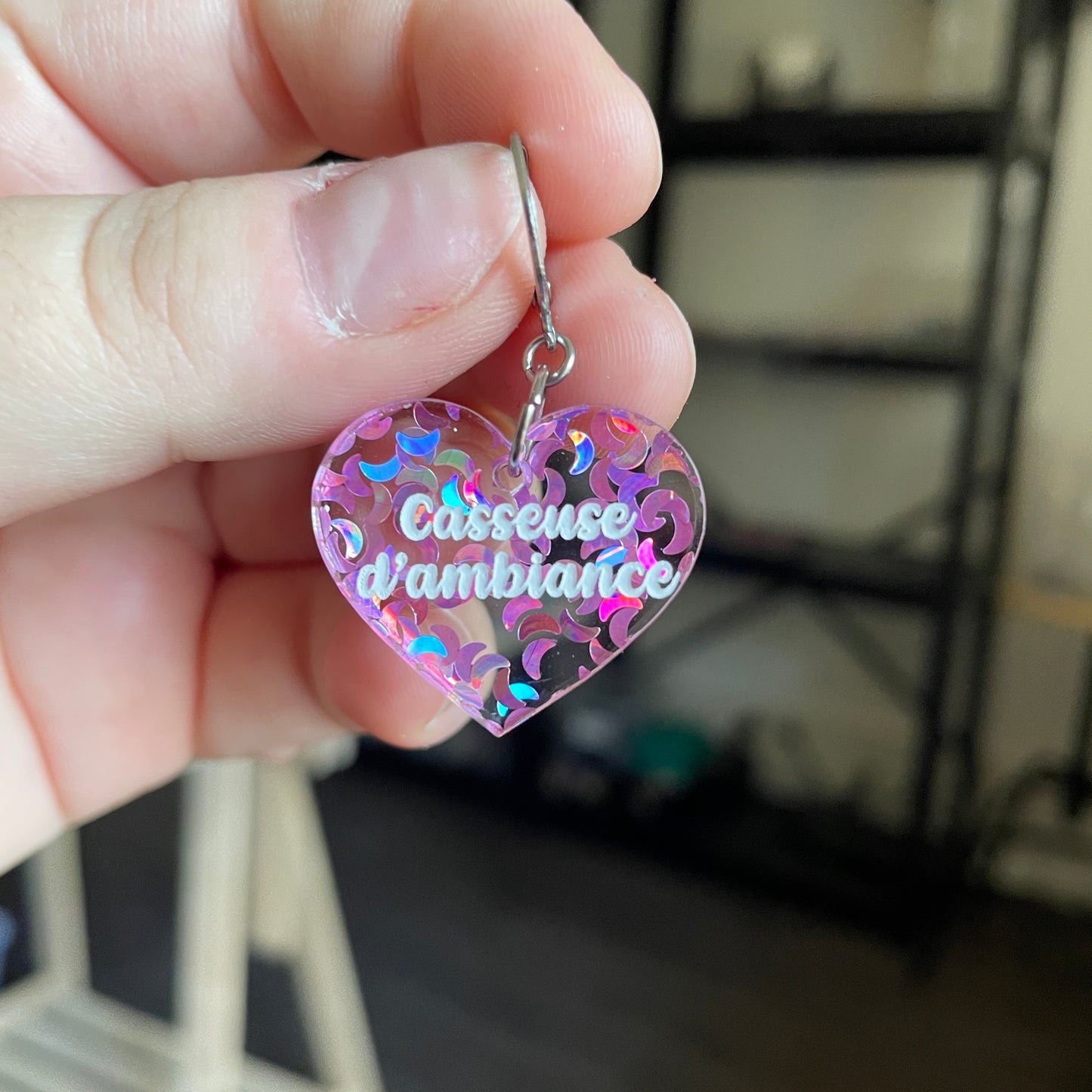 [BOUCLE A L'UNITÉ] Petite boucles d'oreille coeurs pendante "Casseuse d'ambiance" en acrylique transparente avec des confettis lunes roses