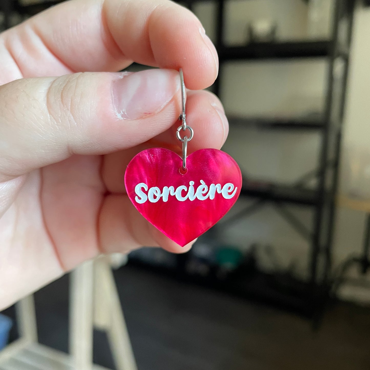 [BOUCLE A L'UNITÉ] Petite boucles d'oreille coeurs pendante "Sorcière" en acrylique marbrée rose