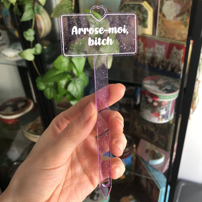 Pic à plante "Arrose-moi bitch" en acrylique violette transparente à paillettes