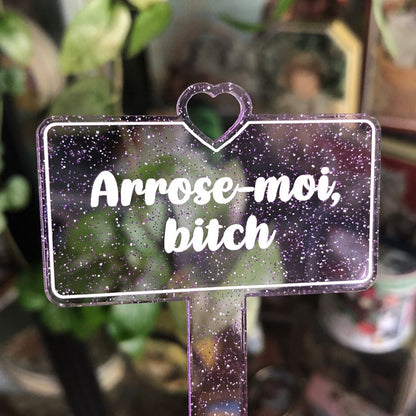 Pic à plante "Arrose-moi bitch" en acrylique violette transparente à paillettes