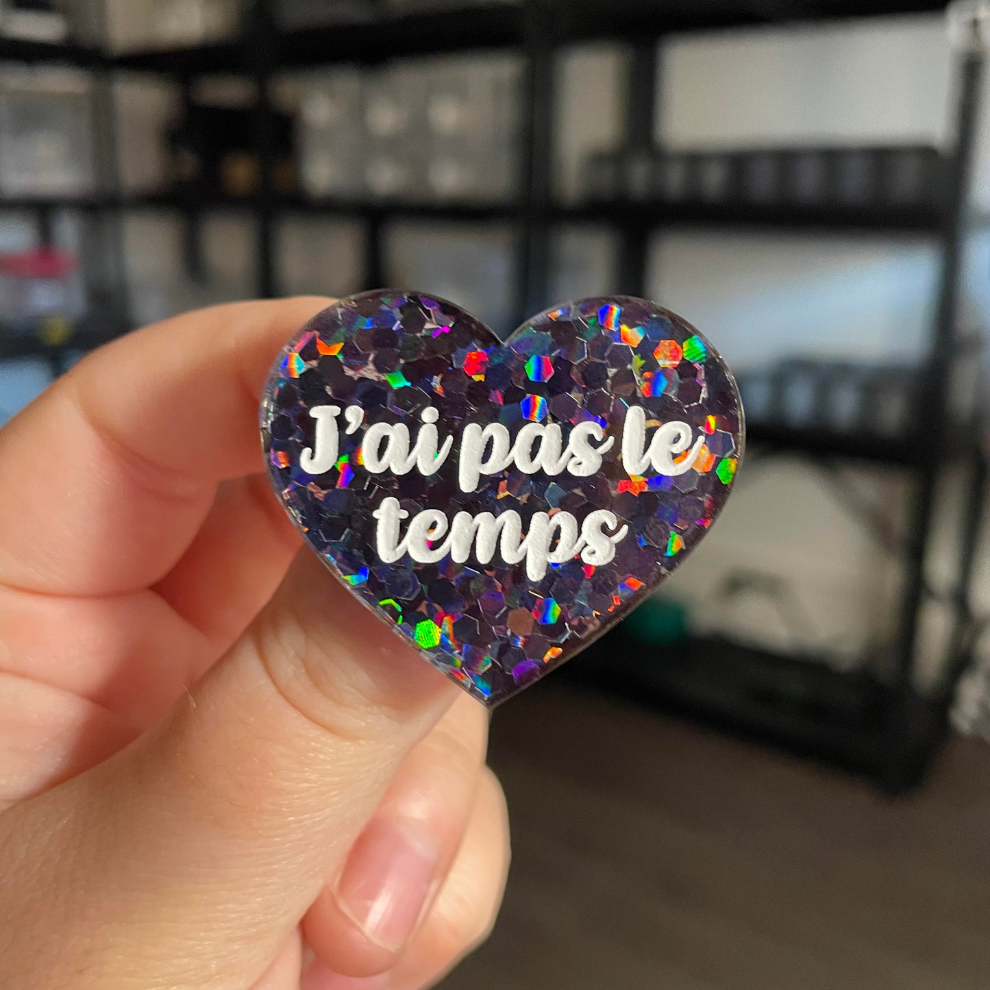 Broche "J'ai pas le temps" en acrylique semi transparente avec des confettis noirs