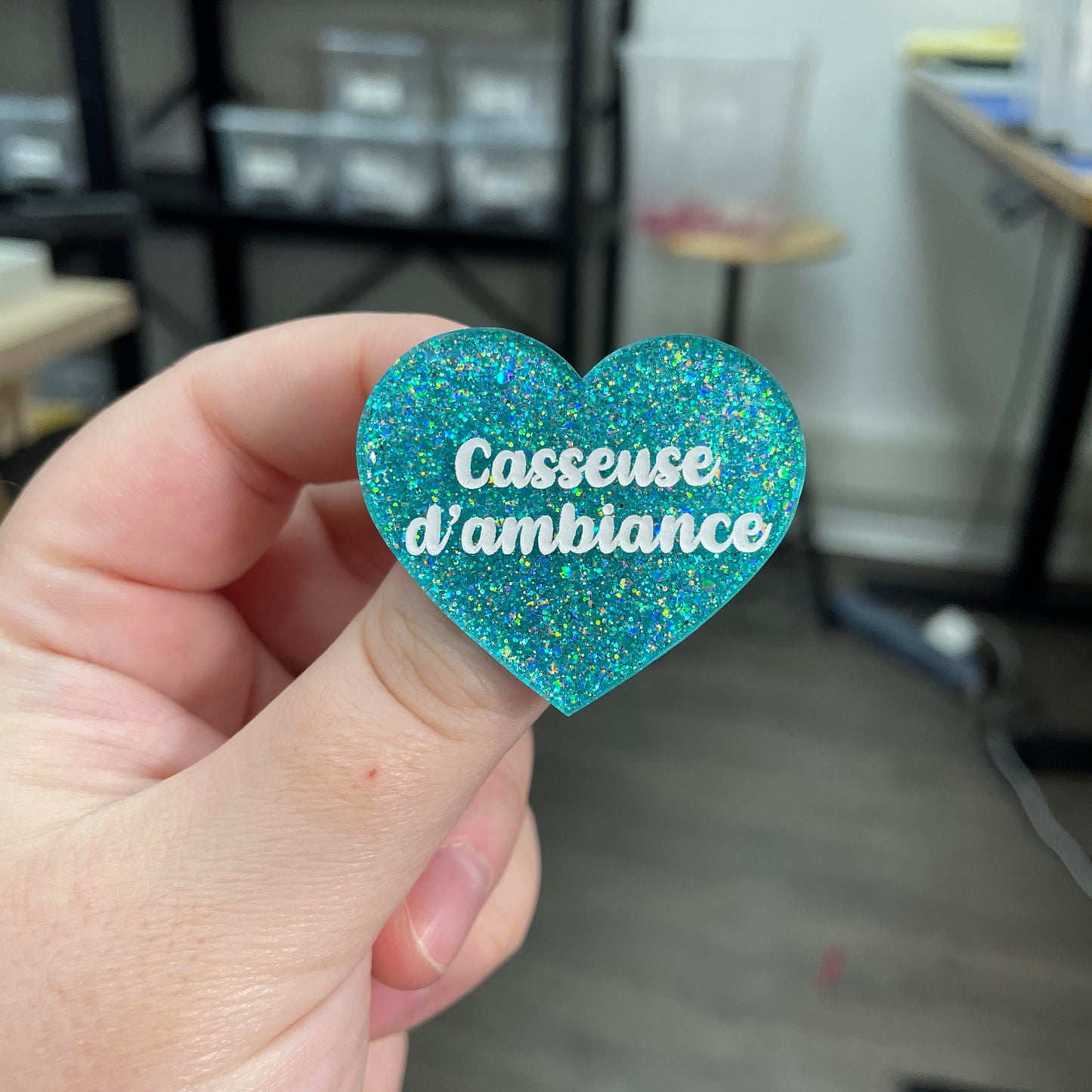 Broche "Casseuse d'ambiance" en acrylique à paillettes turquoise