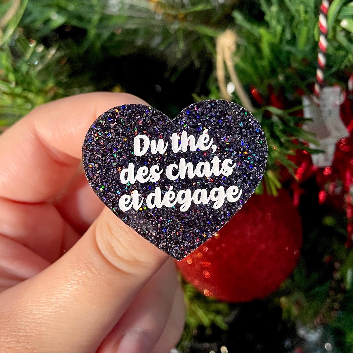 Broche "Du thé, des chats et dégage" en acrylique à paillettes holographiques noires