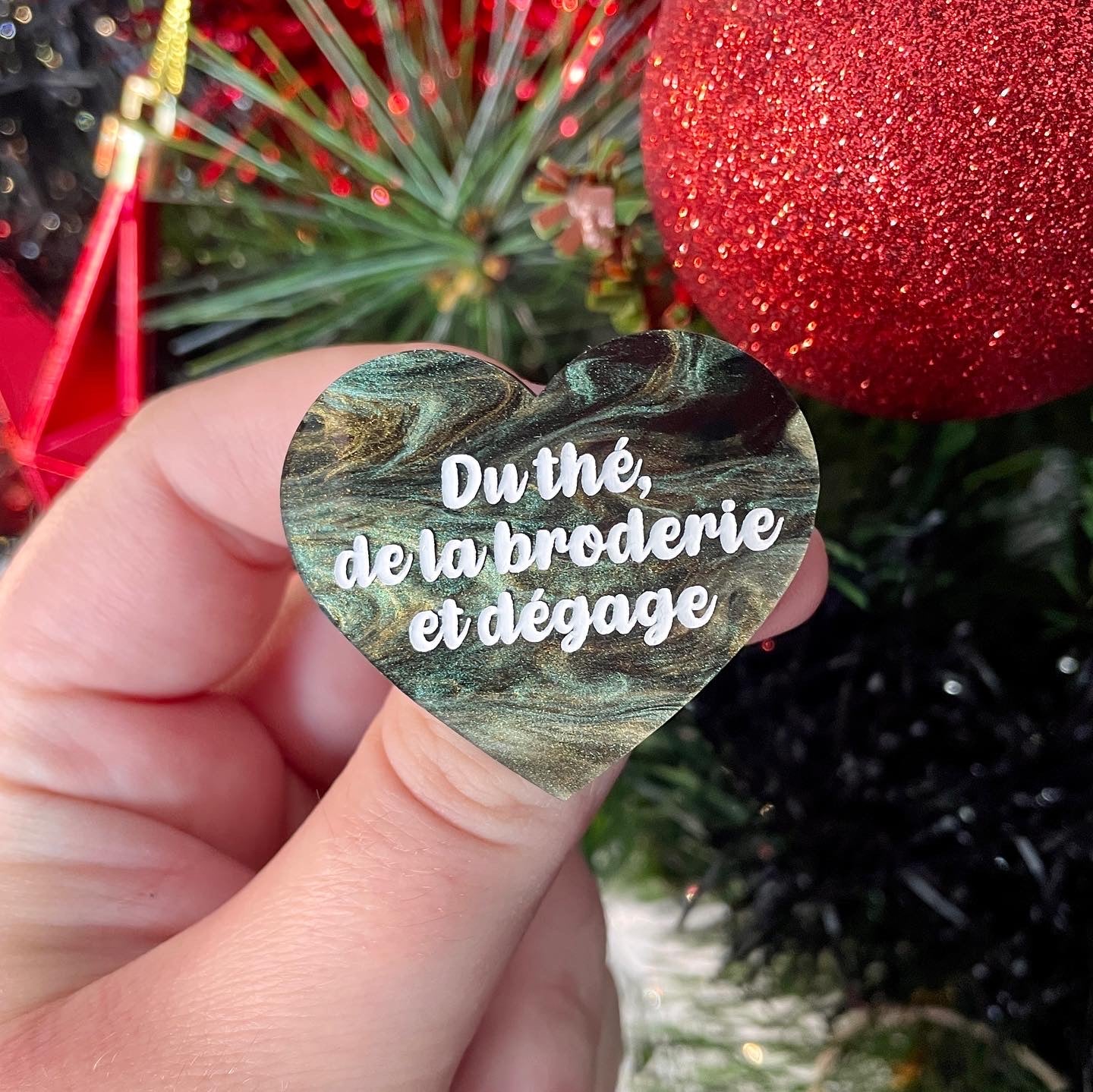 Broche "Du thé, de la broderie et dégage" en acrylique marbrée noire, verte et dorée