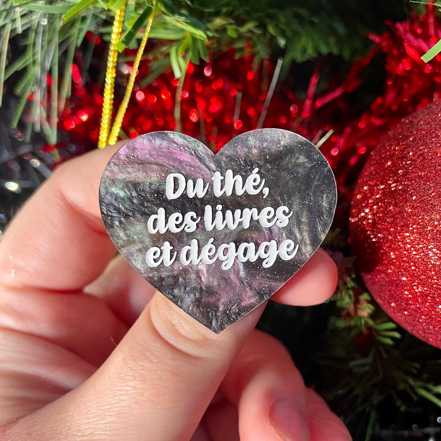 Broche "Du thé, des livres et dégage" en acrylique marbrée grise, verte et rose