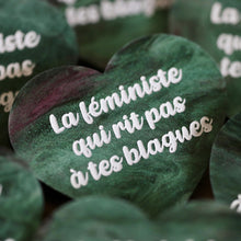 Charger l&#39;image dans la galerie, Broche &quot;La féministe qui rit pas à tes blagues&quot; en acrylique marbrée verte, noire et rose/violette