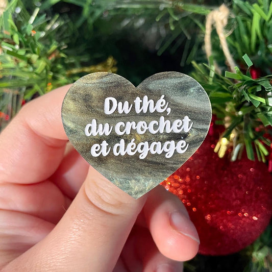 Broche "Du thé, du crochet et dégage" en acrylique marbrée noire, verte et dorée