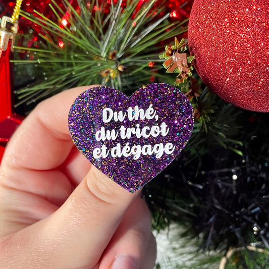 Broche "Du thé, du tricot et dégage" en acrylique à paillettes holographiques violettes