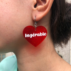 Boucles d'oreilles "Ingérable" en acrylique transparente rouge à paillettes