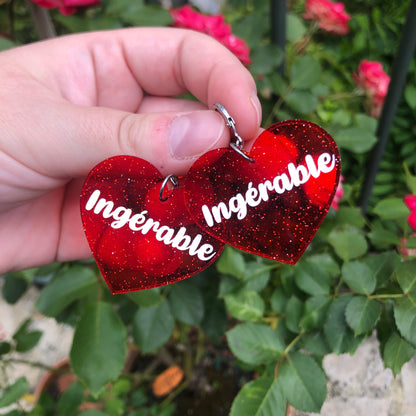 Boucles d'oreilles "Ingérable" en acrylique transparente rouge à paillettes