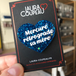 Broche "Mercure rétrograde sa mère" en acrylique à paillettes bleues et étoiles