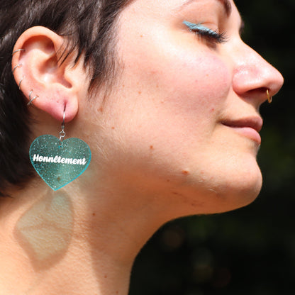 Boucles d'oreilles "Honnêtement" / "Je déchire" en acrylique transparente bleue à paillettes