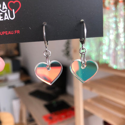 Mini boucles d'oreilles coeurs pendantes en acrylique iridescente claire