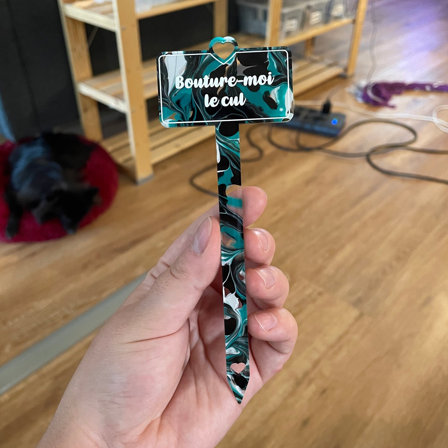 [CONTRÔLE TECHNIQUE] Pic à plante "Bouture-moi le cul" en acrylique marbrée verte, noire, blanche et transparente