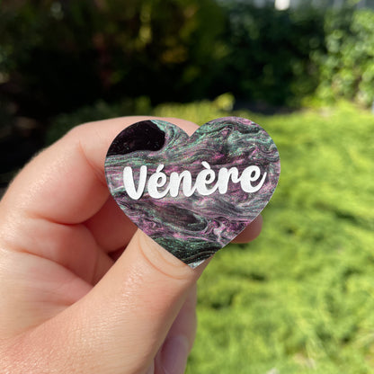 Broche "Vénère" en acrylique marbrée noire, verte et violette