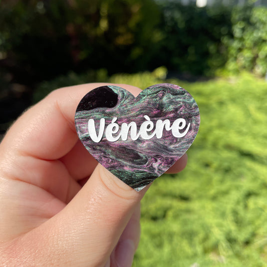 Broche "Vénère" en acrylique marbrée noire, verte et violette