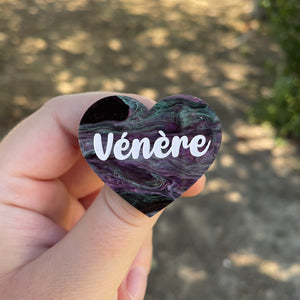 Broche "Vénère" en acrylique marbrée noire, verte et violette