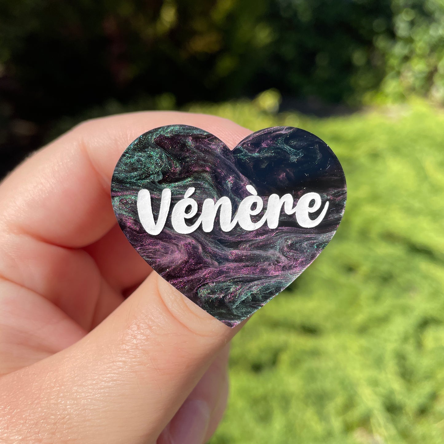 Broche "Vénère" en acrylique marbrée noire, verte et violette