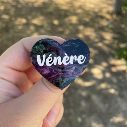 Broche "Vénère" en acrylique marbrée noire, verte et violette