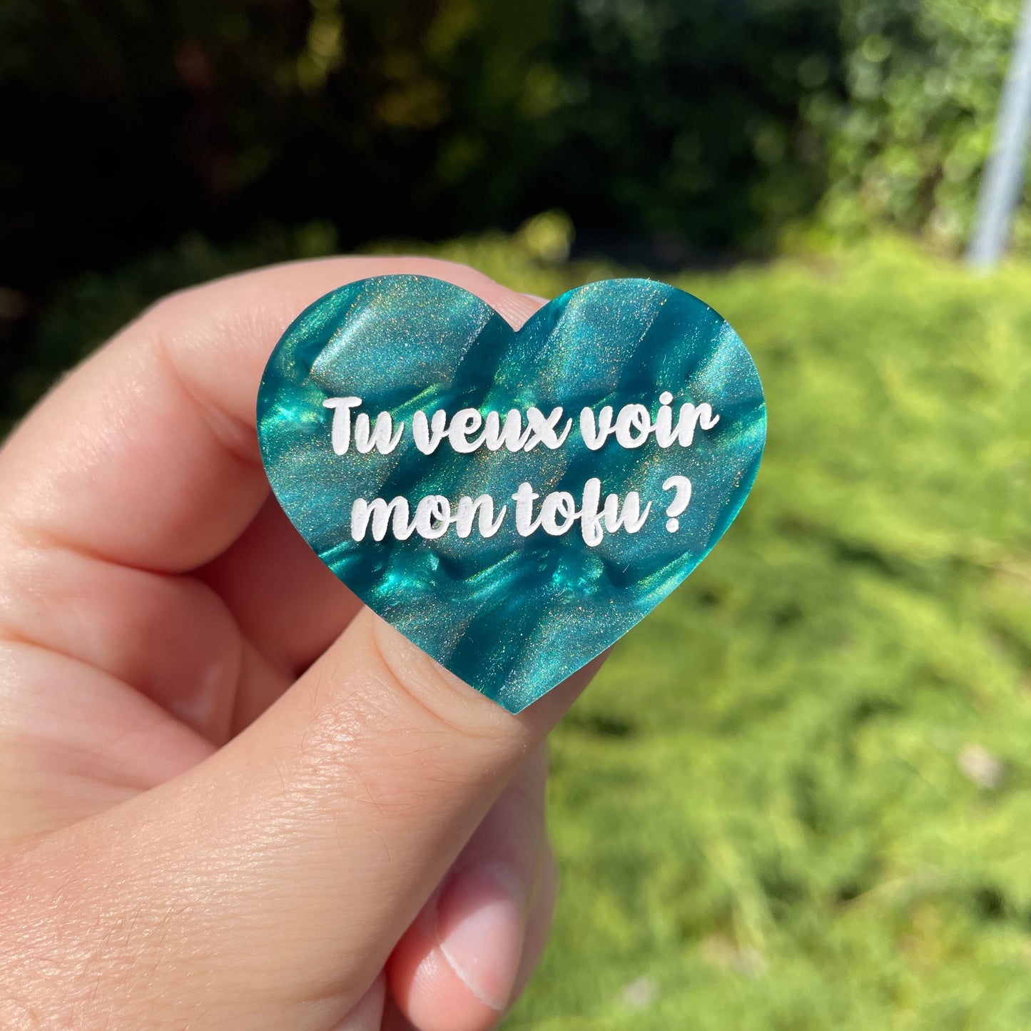 Broche "Tu veux voir mon tofu ?" en acrylique marbrée de sirène bleue/turquoise