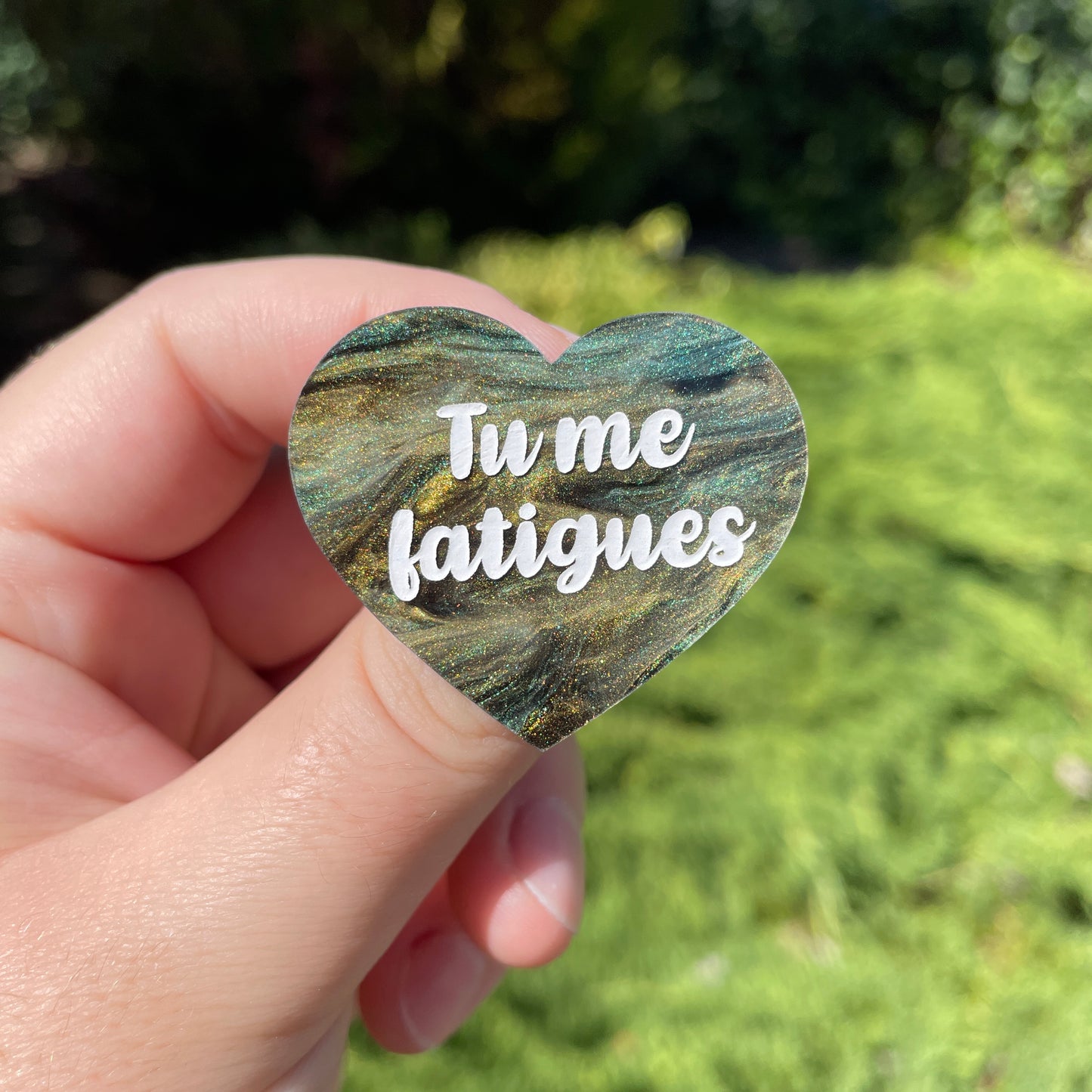 Broche "Tu me fatigues" en acrylique marbrée noire, verte et dorée