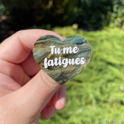 Broche "Tu me fatigues" en acrylique marbrée noire, verte et dorée