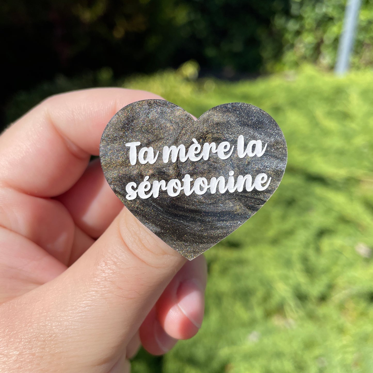 Broche "Ta mère la sérotonine" en acrylique marbrée grise, noire et dorée