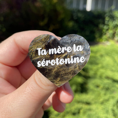 Broche "Ta mère la sérotonine" en acrylique marbrée grise, noire et dorée