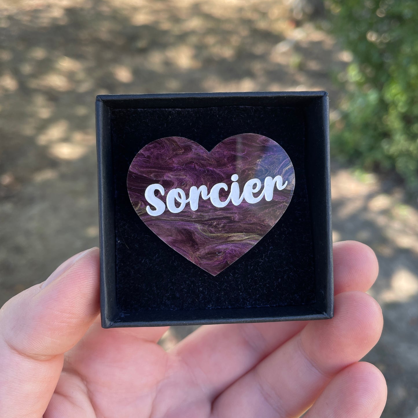 [MASCULIN] Broche "Sorcier" en acrylique marbrée noire, dorée et violette