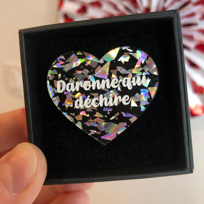 Broche "Daronne qui déchire" en acrylique noire à confettis argentés holographiques