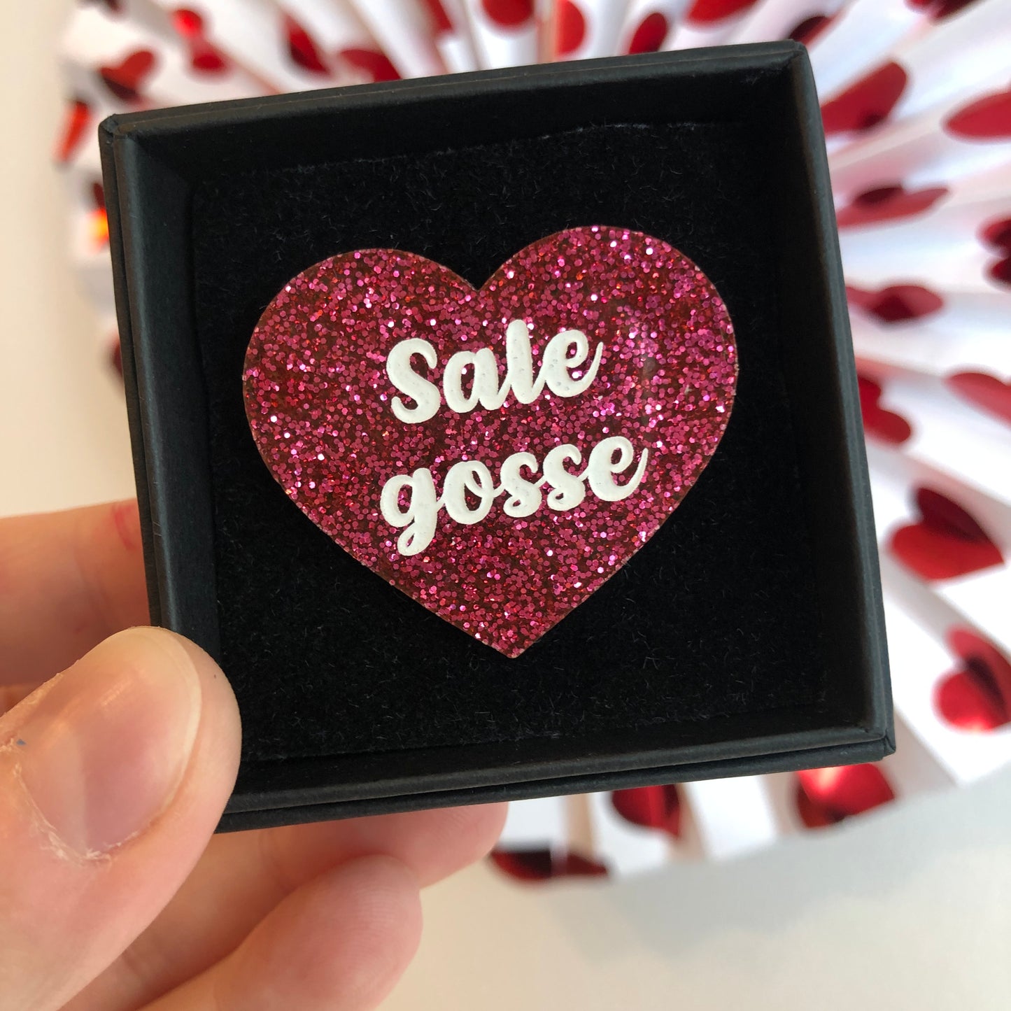 Broche "Sale gosse" en acrylique à paillettes rouges/roses magenta