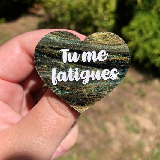 Broche "Tu me fatigues" en acrylique marbrée verte, dorée et noire