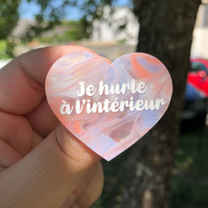 Broche "Je hurle à l'intérieur" en acrylique marbrée corail, bleu, blanc et transparent