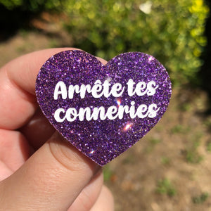 Broche "Arrête tes conneries" en acrylique à paillettes violettes