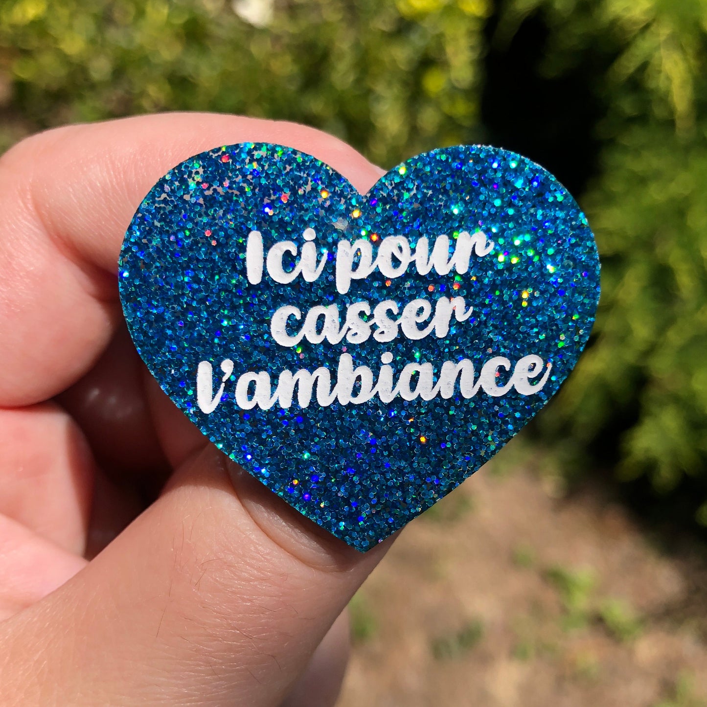 Broche "Ici pour casser l'ambiance" en acrylique à paillettes bleues