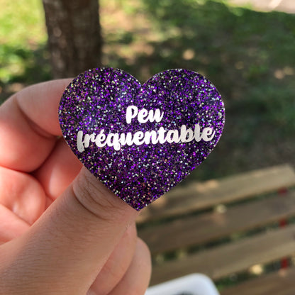Broche "Peu fréquentable" en acrylique à paillettes violettes et argentées