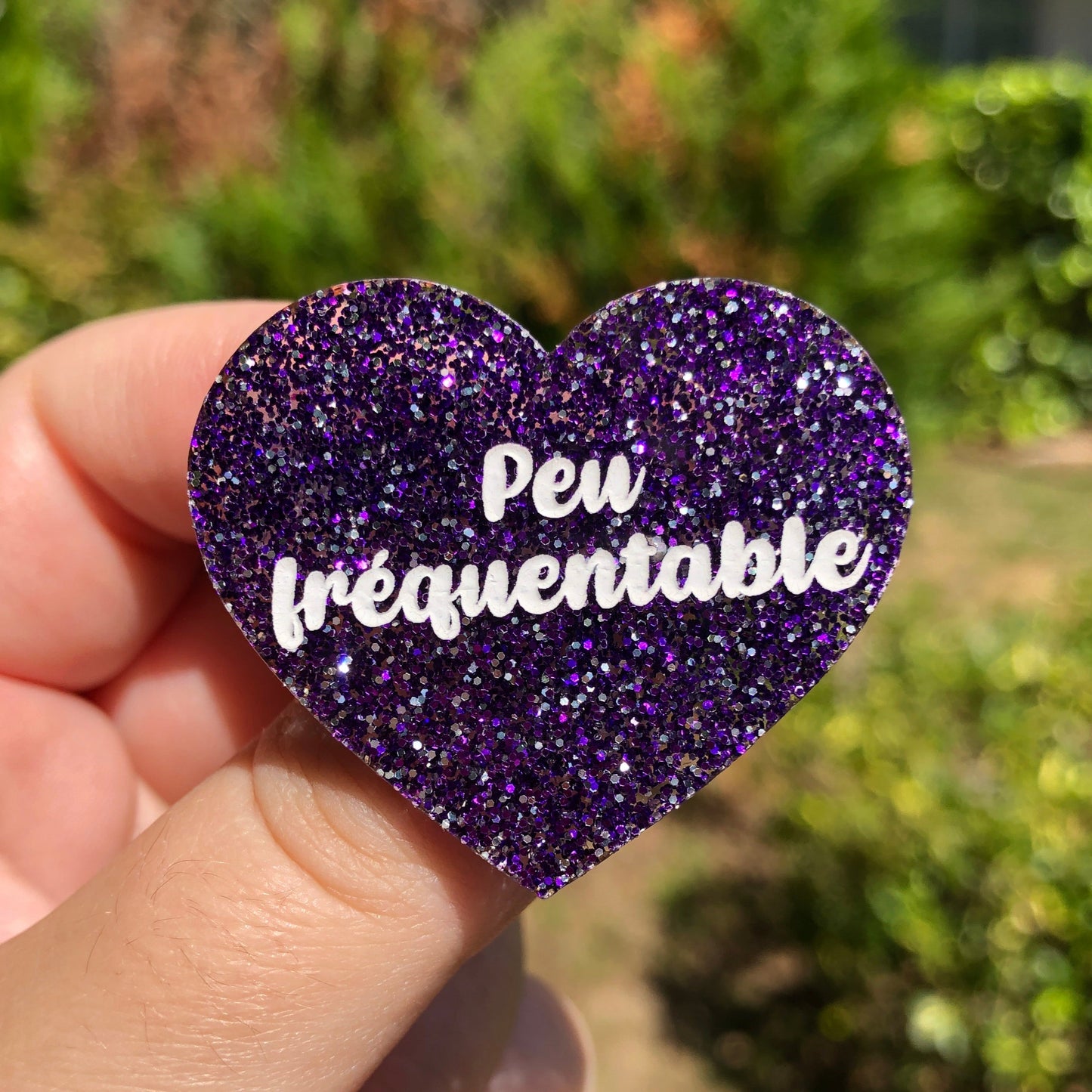 Broche "Peu fréquentable" en acrylique à paillettes violettes et argentées