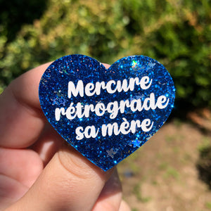 Broche "Mercure rétrograde sa mère" en acrylique à paillettes bleues et étoiles
