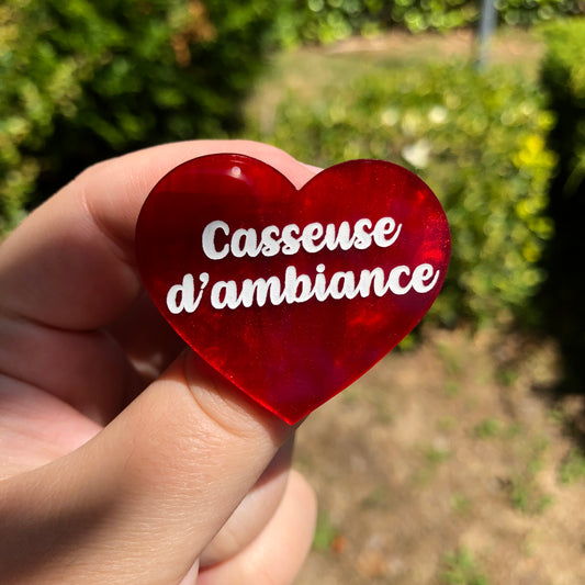 Broche "Casseuse d'ambiance" en acrylique marbrée rouge