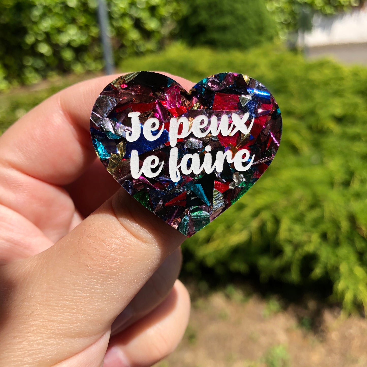 Broche "Je peux le faire" en acrylique à gros confettis multicolores