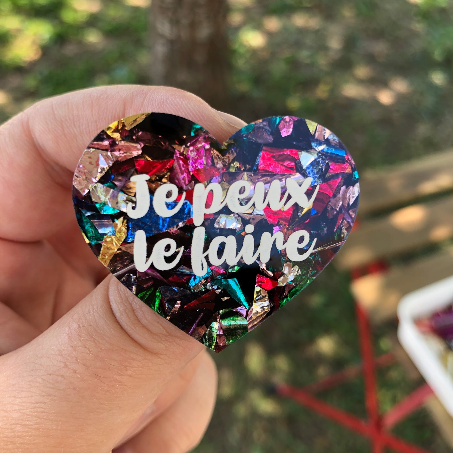 Broche "Je peux le faire" en acrylique à gros confettis multicolores